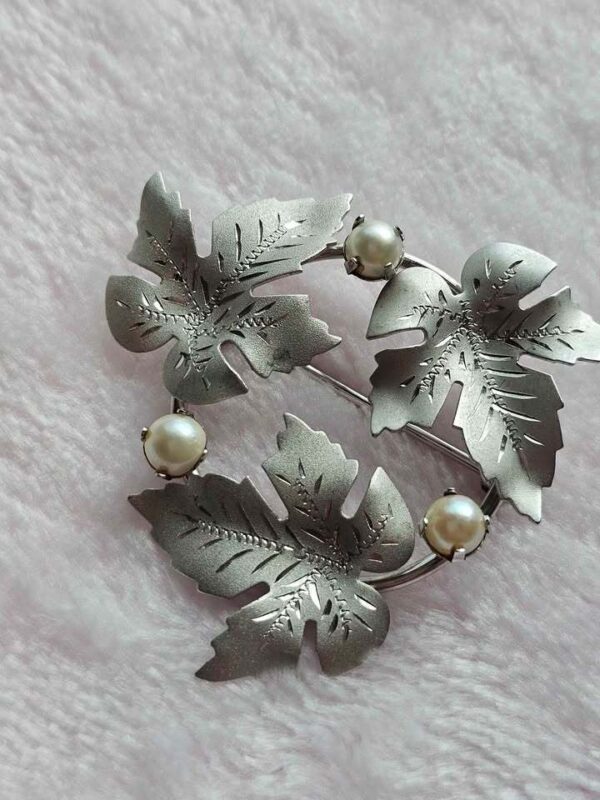 p1-100.jpg Vintage Signed 12K Gold Filled Leaf and Faux Pearl Brooch