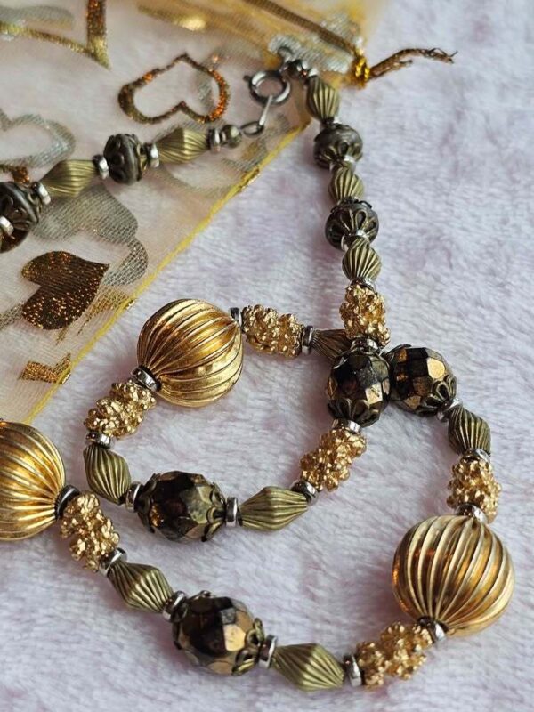 p1-220.jpg Vintage 1960s Mid Century Textured Gold Tone Ribbed & Faceted Bead Necklace