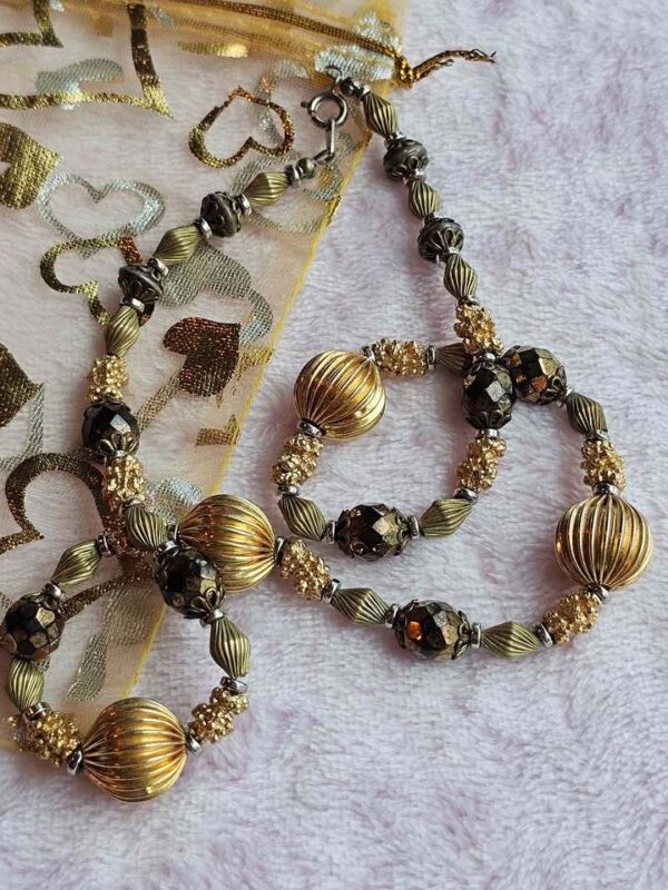 p1-222.jpg Vintage 1960s Mid Century Textured Gold Tone Ribbed & Faceted Bead Necklace