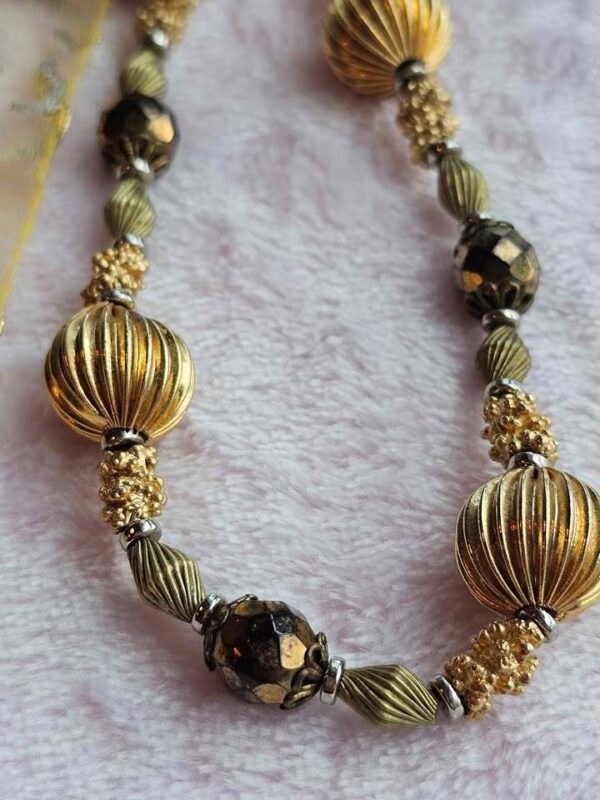 p1-223.jpg Vintage 1960s Mid Century Textured Gold Tone Ribbed & Faceted Bead Necklace
