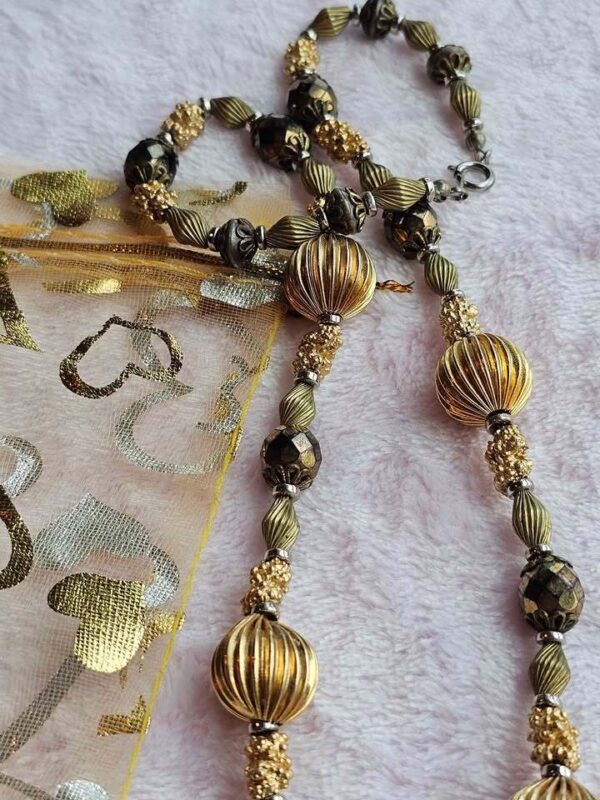 p1-224.jpg Vintage 1960s Mid Century Textured Gold Tone Ribbed & Faceted Bead Necklace