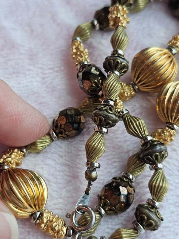 p1-225.jpg Vintage 1960s Mid Century Textured Gold Tone Ribbed & Faceted Bead Necklace