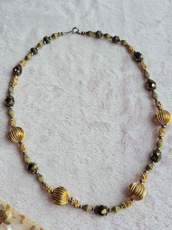 p1-227.jpg Vintage 1960s Mid Century Textured Gold Tone Ribbed & Faceted Bead Necklace