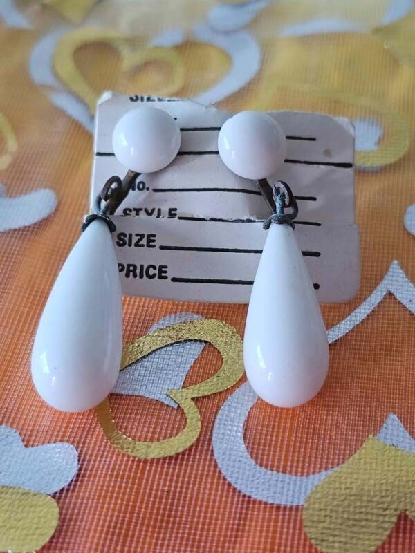 p1-320.jpg Vintage White Milk Glass Teardrop Screw-Back Earrings