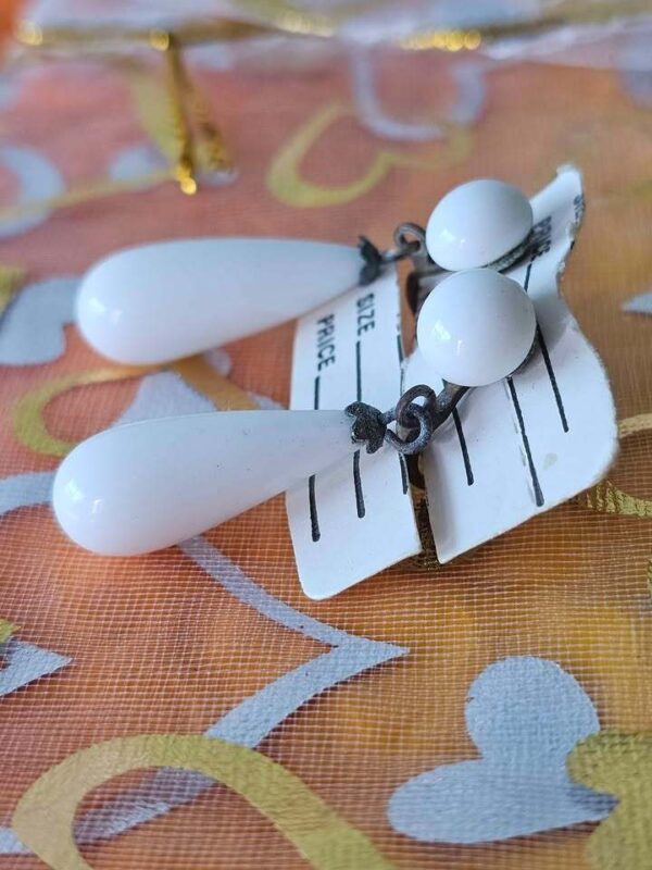 p1-321.jpg Vintage White Milk Glass Teardrop Screw-Back Earrings