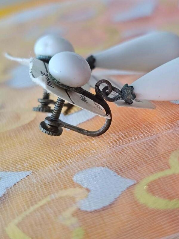 p1-323.jpg Vintage White Milk Glass Teardrop Screw-Back Earrings
