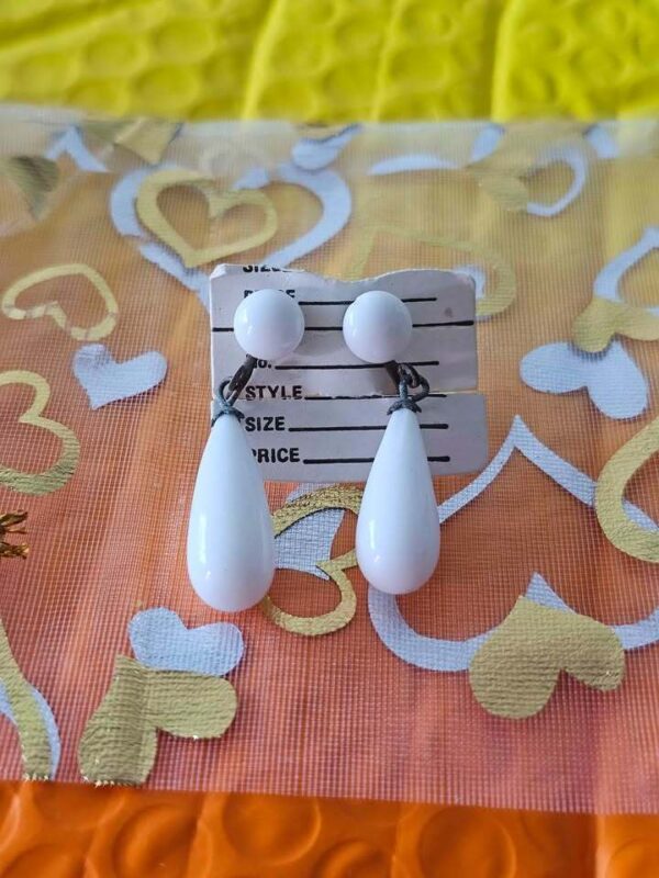 p1-324.jpg Vintage White Milk Glass Teardrop Screw-Back Earrings