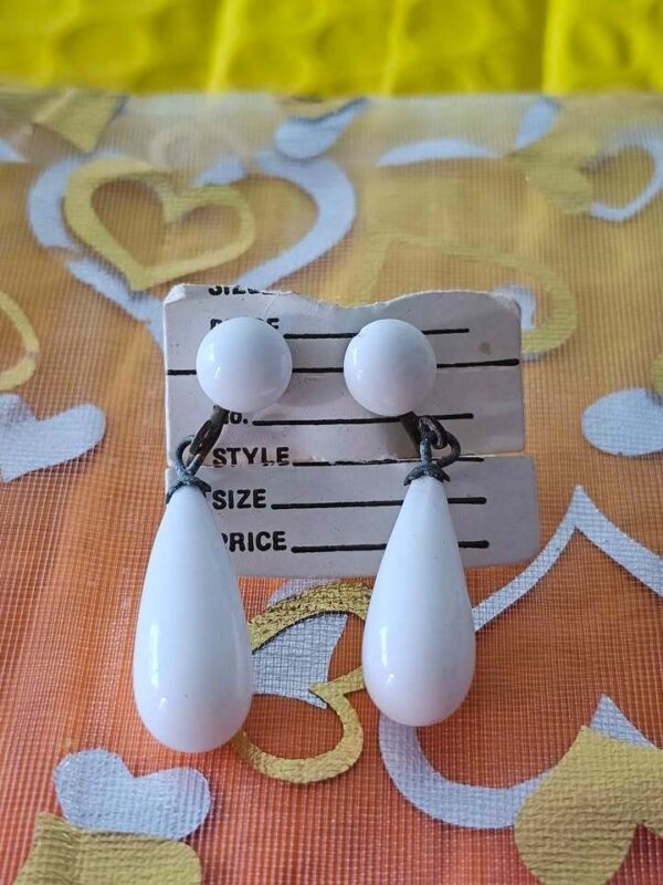 p1-325.jpg Vintage White Milk Glass Teardrop Screw-Back Earrings