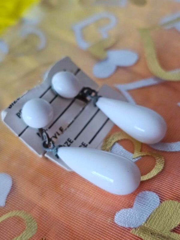 p1-326.jpg Vintage White Milk Glass Teardrop Screw-Back Earrings