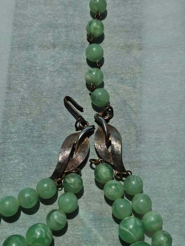 p1-41.jpg Vintage Double Strand Green Marbled Bead Necklace