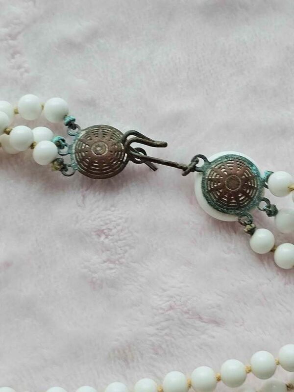 p1-588.jpg Vintage Triple Strand Milk Glass Bead Necklace unusual clasp