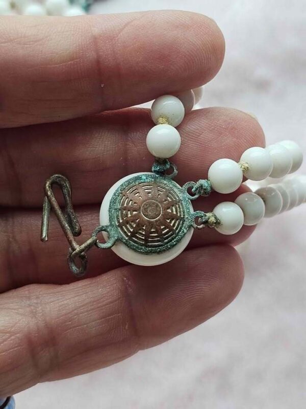 p1-589.jpg Vintage Triple Strand Milk Glass Bead Necklace unusual clasp