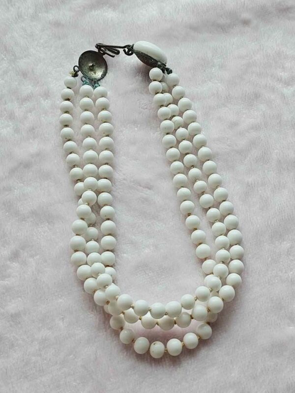 p1-590.jpg Vintage Triple Strand Milk Glass Bead Necklace unusual clasp