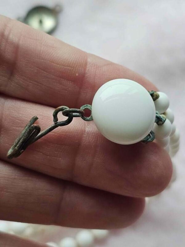 p1-593.jpg Vintage Triple Strand Milk Glass Bead Necklace unusual clasp