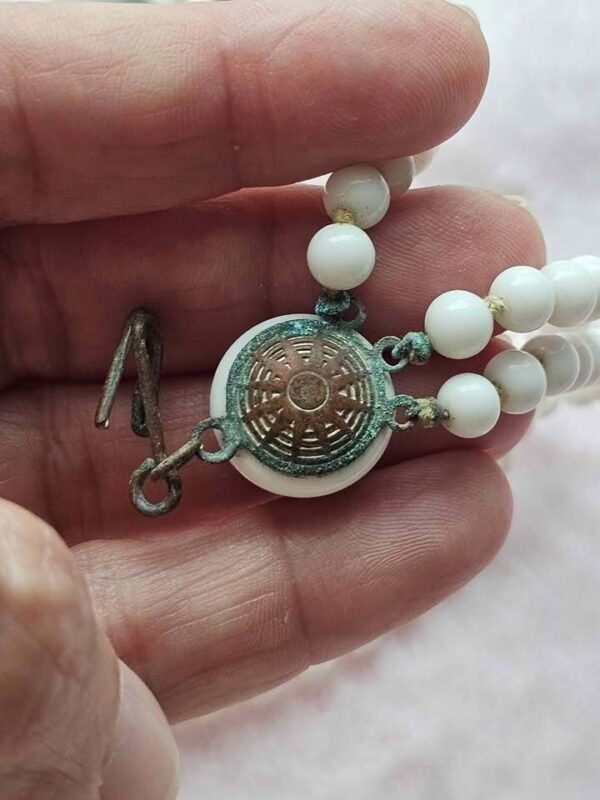 p1-595.jpg Vintage Triple Strand Milk Glass Bead Necklace unusual clasp