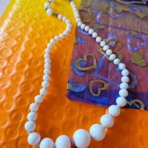 p1-89.jpg Vintage Japan Milk Glass Graduated Bead Necklace