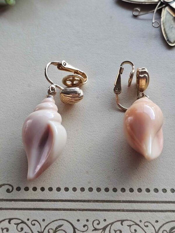 p1-958.jpg Vintage Avon Shell Clip-On Earrings