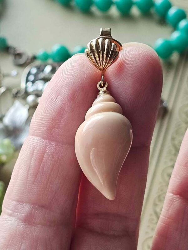 p1-959.jpg Vintage Avon Shell Clip-On Earrings