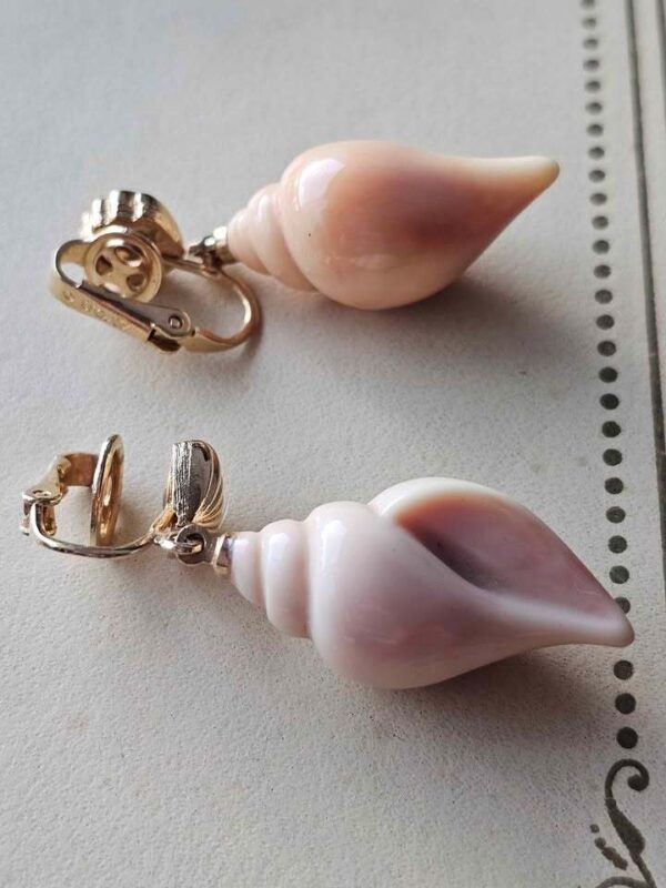 p1-965.jpg Vintage Avon Shell Clip-On Earrings