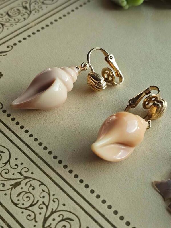 p1-966.jpg Vintage Avon Shell Clip-On Earrings