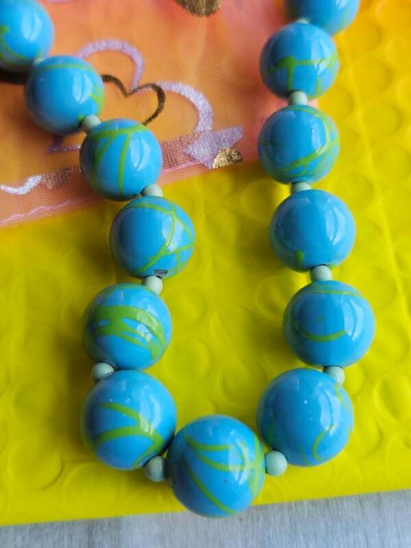 p1-991.jpg Vintage Blue and Green Beaded Necklace