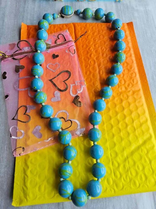 p1-996.jpg Vintage Blue and Green Beaded Necklace